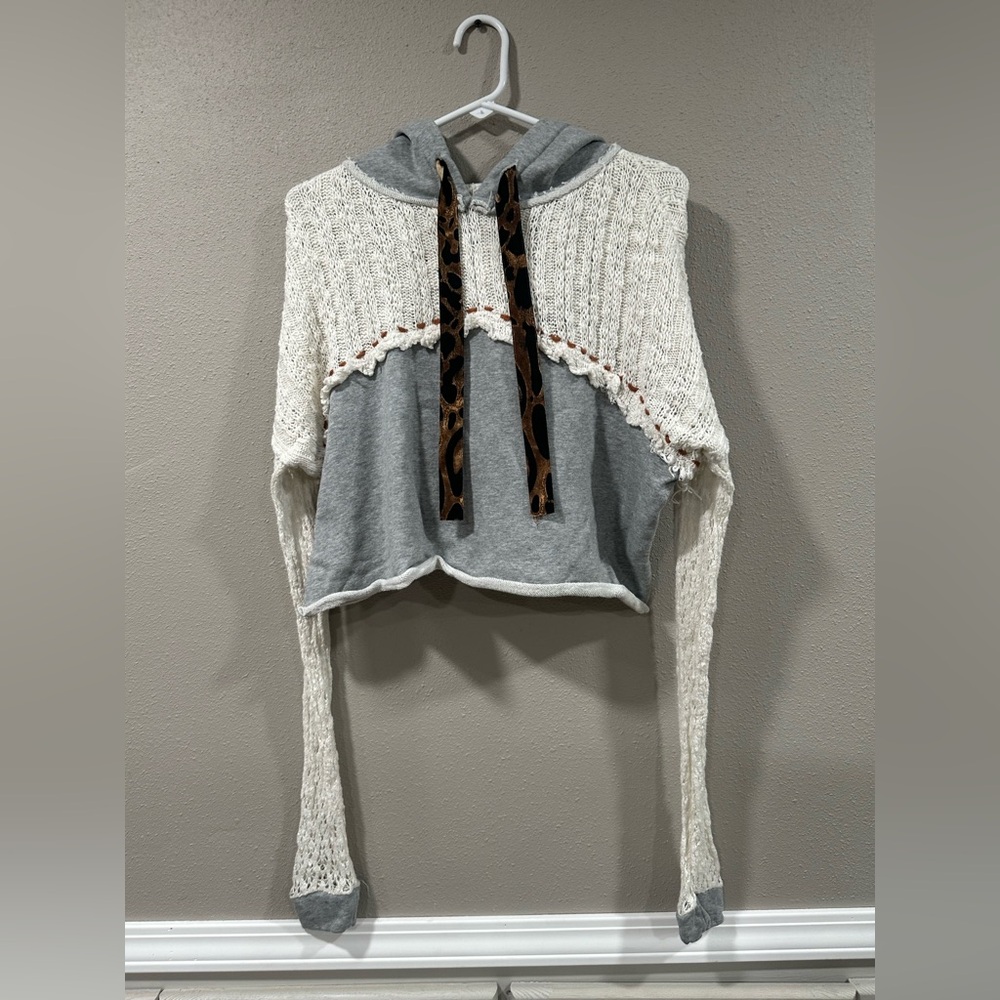 Gimmicks By BKE Leopard Cropped Sweater